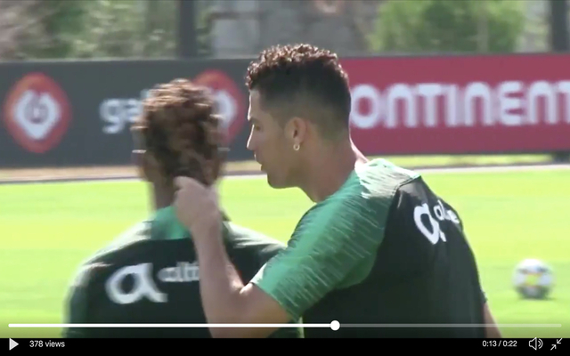 Video-Ronaldo-smells-Sanches-hair