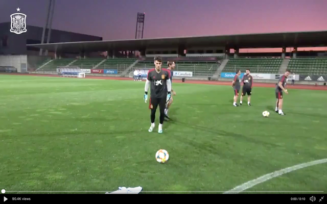Video-Kepa-scores-free-kick-in-Spain-training