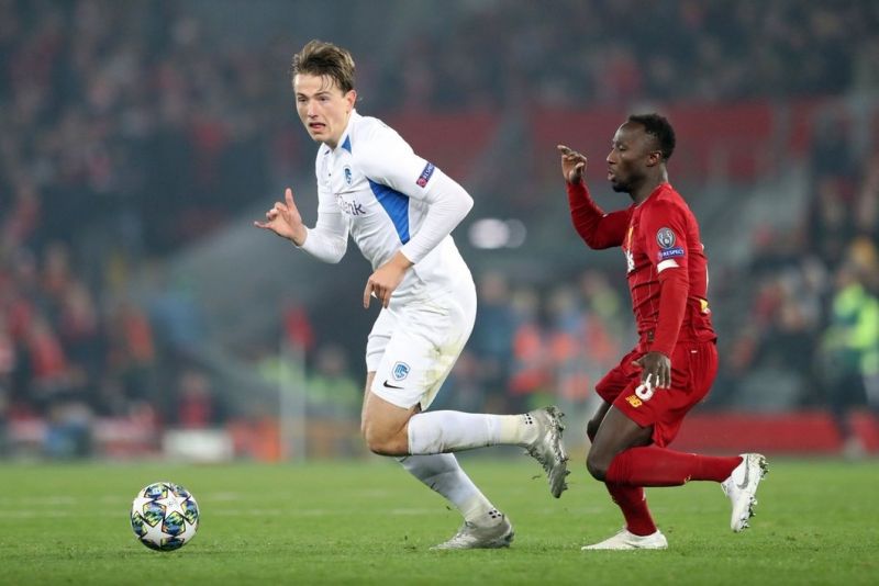 Sander-Berge-playing-against-Liverpool