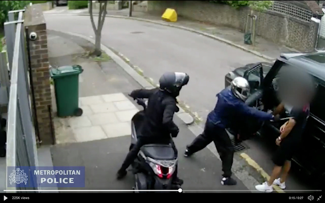Video-New-footage-of-Kolasinac-fighting-off-robbers