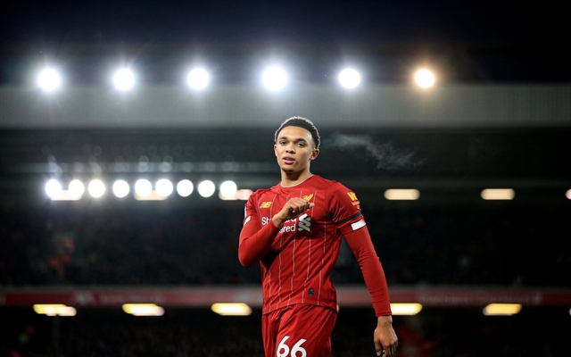 Alexander-Arnold-pointing-to-Liverpool-badge
