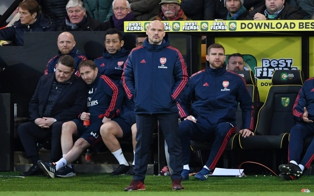 Ljungberg-watches-on-as-Arsenal-struggle
