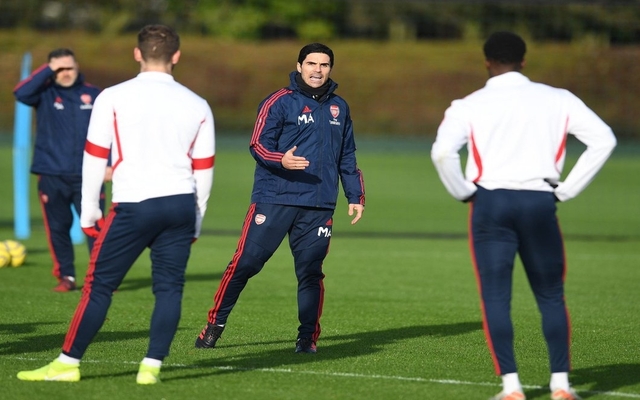 Mikel-Arteta-leading-Arsenal-training