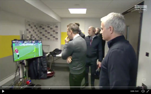 Video-Mourinho-and-Neville-watch-De-Gea-error