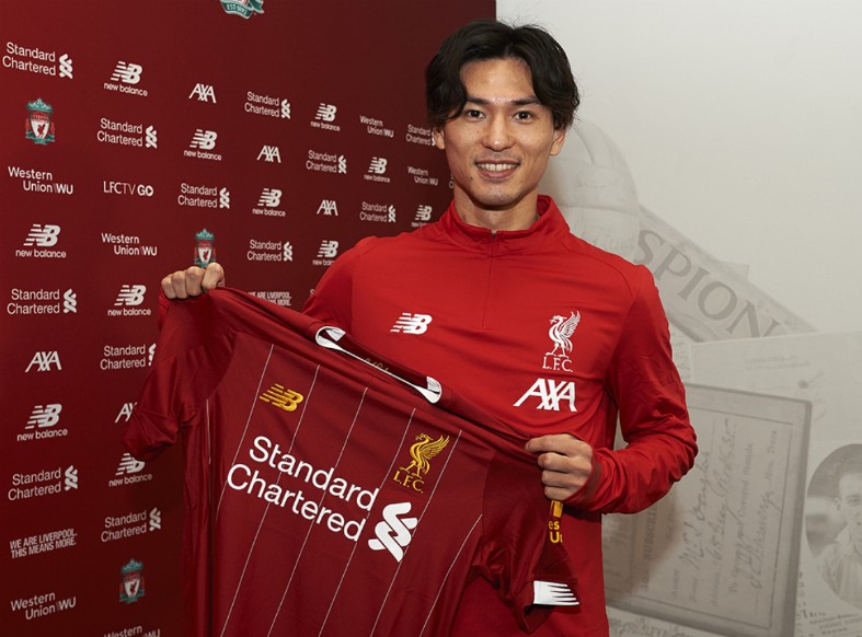 minamino-with-liverpool-shirt