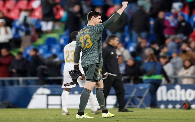 Courtois-applauds-Real-Madrid-fans