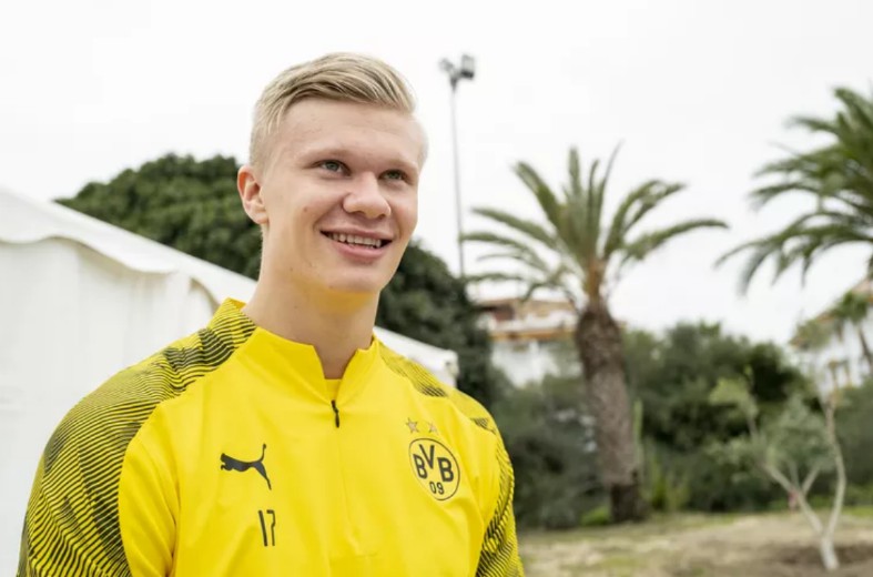 erling-haaland-dortmund-tracksuit