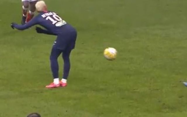 Video: Neymar completes the butt pass vs Reims