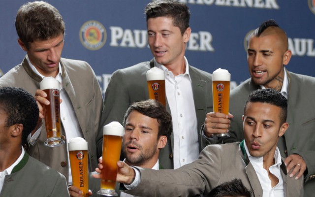 bayern-players-drinking