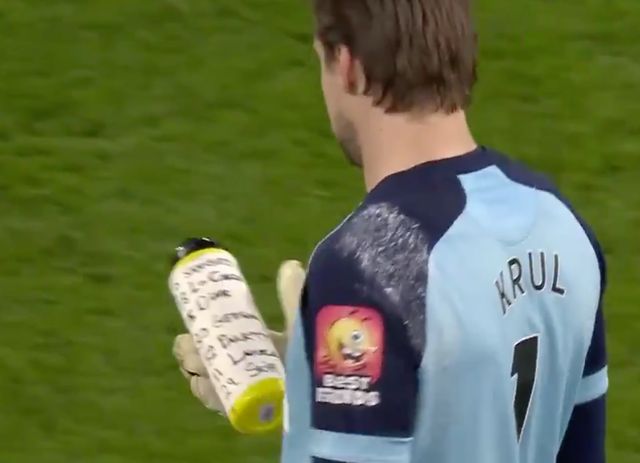 Krul water bottle Spurs Norwich penalties