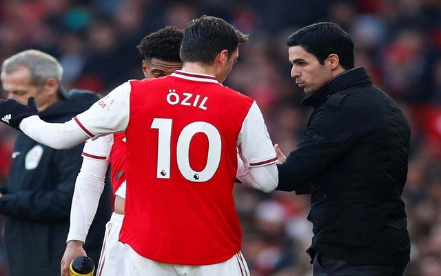 Arteta-gives-instructions-to-Ozil