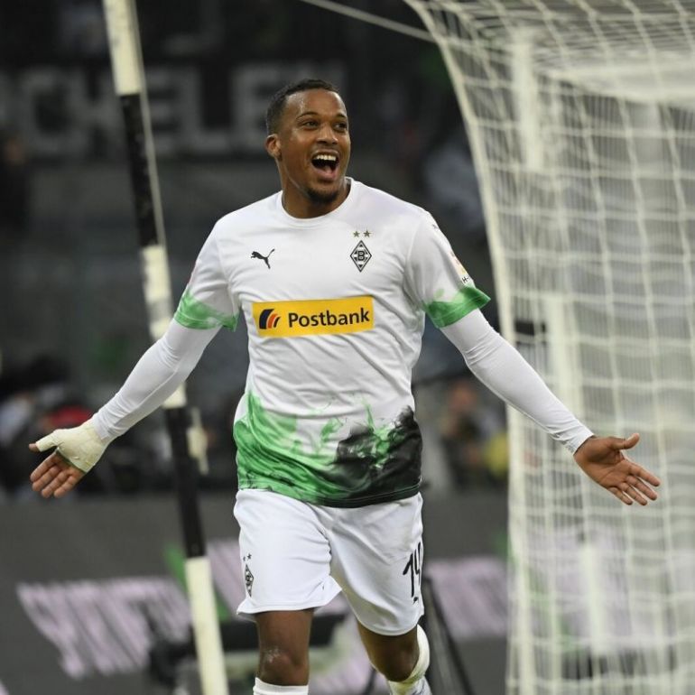 Alassane-Plea-celebrates-for-Monchengladbach