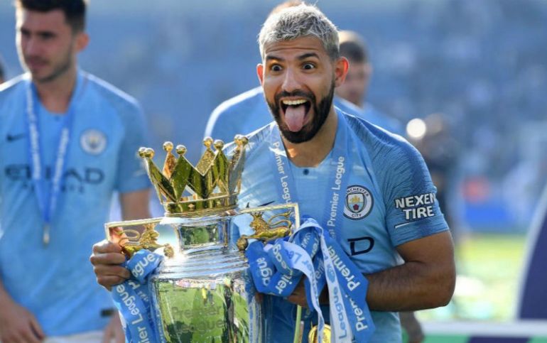 aguero with trophy
