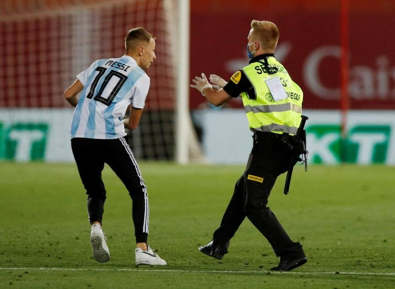 fan in argentina shirt