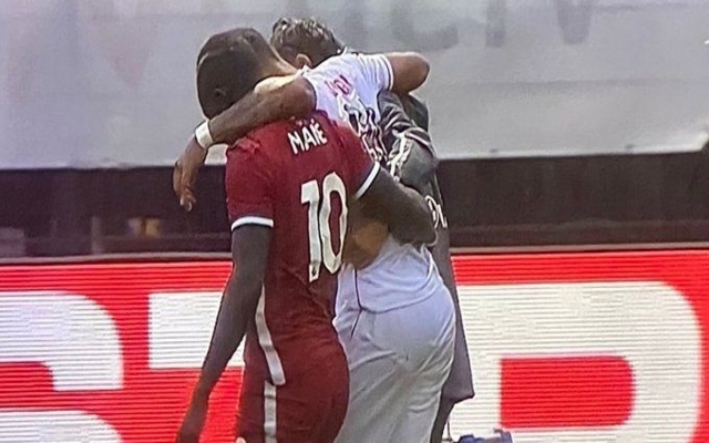 (Photo) Mane helps out injured Stuttgart player