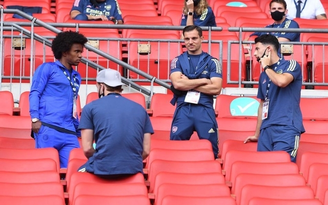 Willian with Arsenal players