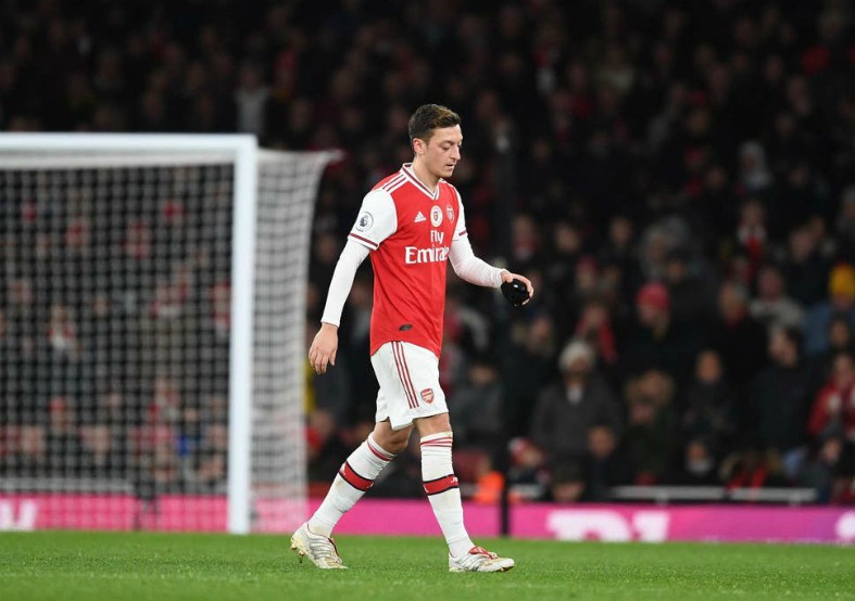 mesut ozil emirates stadium pitch