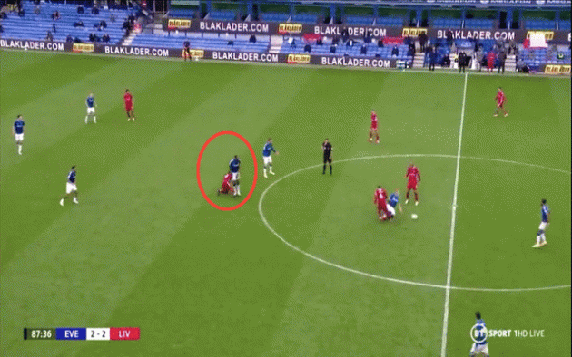 Video - Mane escapes red card for kick out on Mina