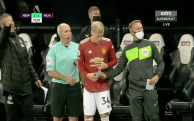 Video - Van de Beek thinks referee is handing him a note