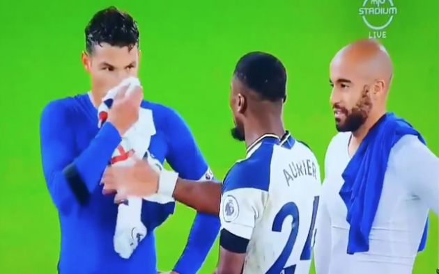 Video - Silva wipes nose with Lucas Moura shirt
