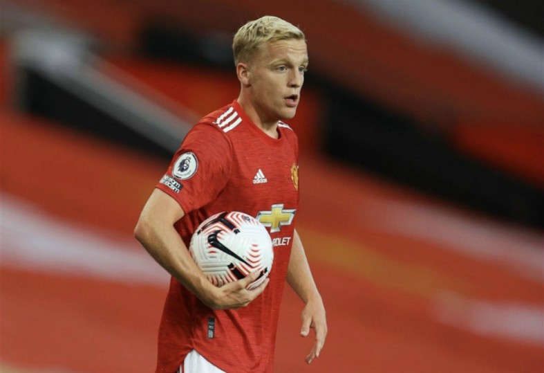 van de beek holding ball