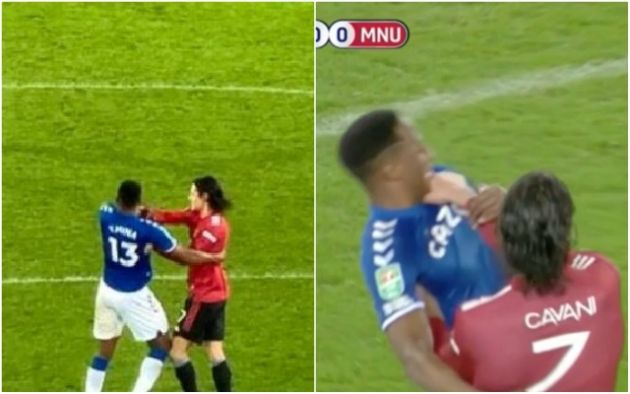 Video - Cavani grabs Mina neck during Everton vs United