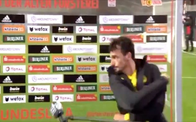 Video - Mats Hummels smashes interview board after Dortmund lose