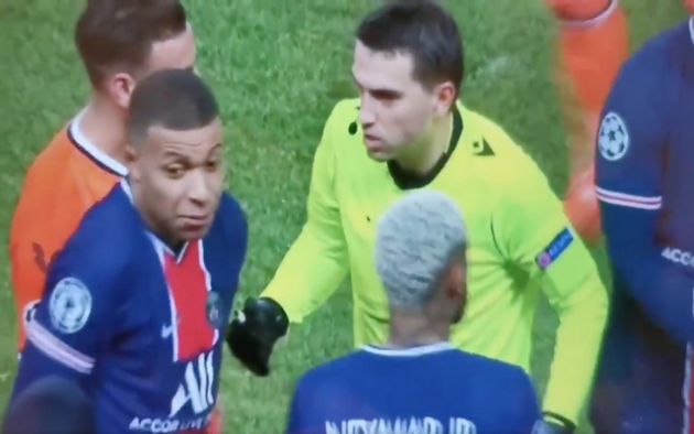 Video - Mbappe tells referee they won't continue after racism incident