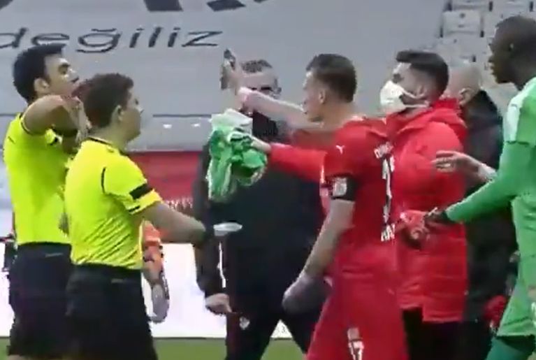 Video: Furious scenes at ref Besiktas vs Sivasspor