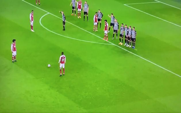 Video - Willian woeful free kick for Arsenal vs Newcastle