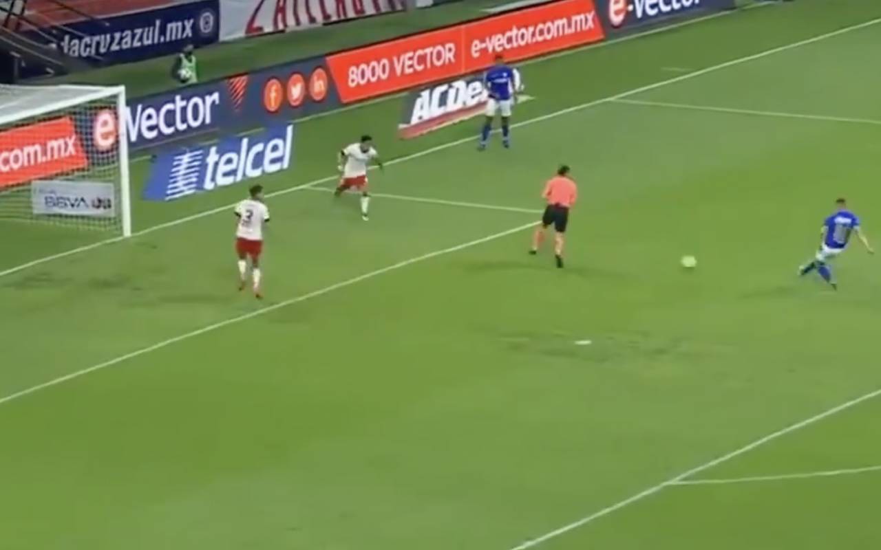 Video: Liga MX ref accidentally blocks goal-bound shot