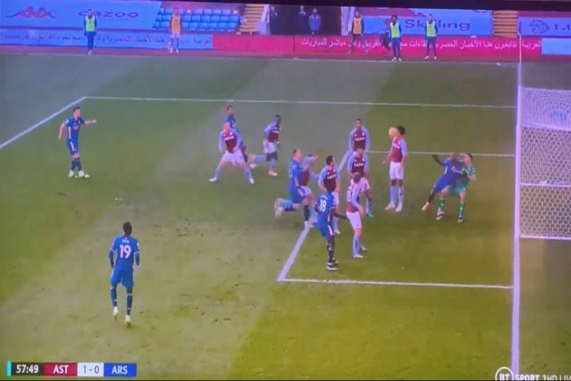 Video - Martinez pulls Lacazette at corner during Arsenal vs Villa