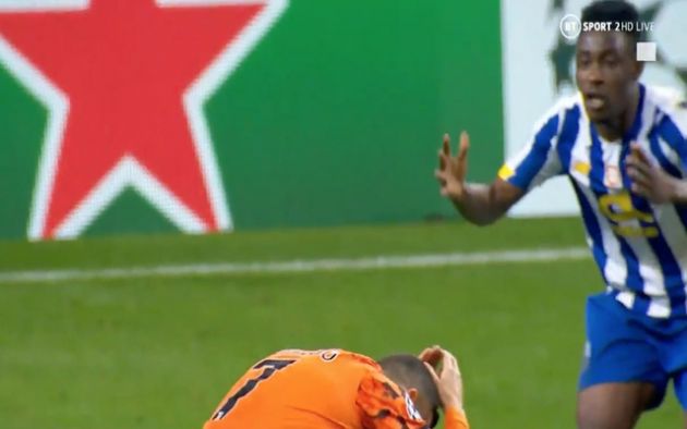 Video - Porto defender Sanusi claps in face of Ronaldo as Juventus have penalty denied