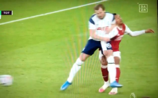 Video - Kane elbows Gabriel as Arsenal beat Spurs