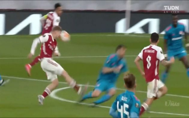 Video - Smith Rowe smashed in the face in collision with Sokratis against Olympiacos