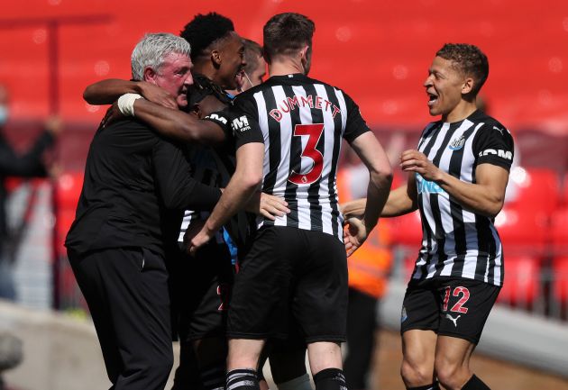 Newcastle celebrate after Willock equaliser against Liverpool