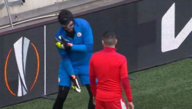 Video: Slavia Prague keeper Kolar dislocates shoulder in training