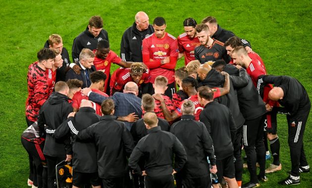 Manchester United team huddle before losing penalty shootout against Villarreal