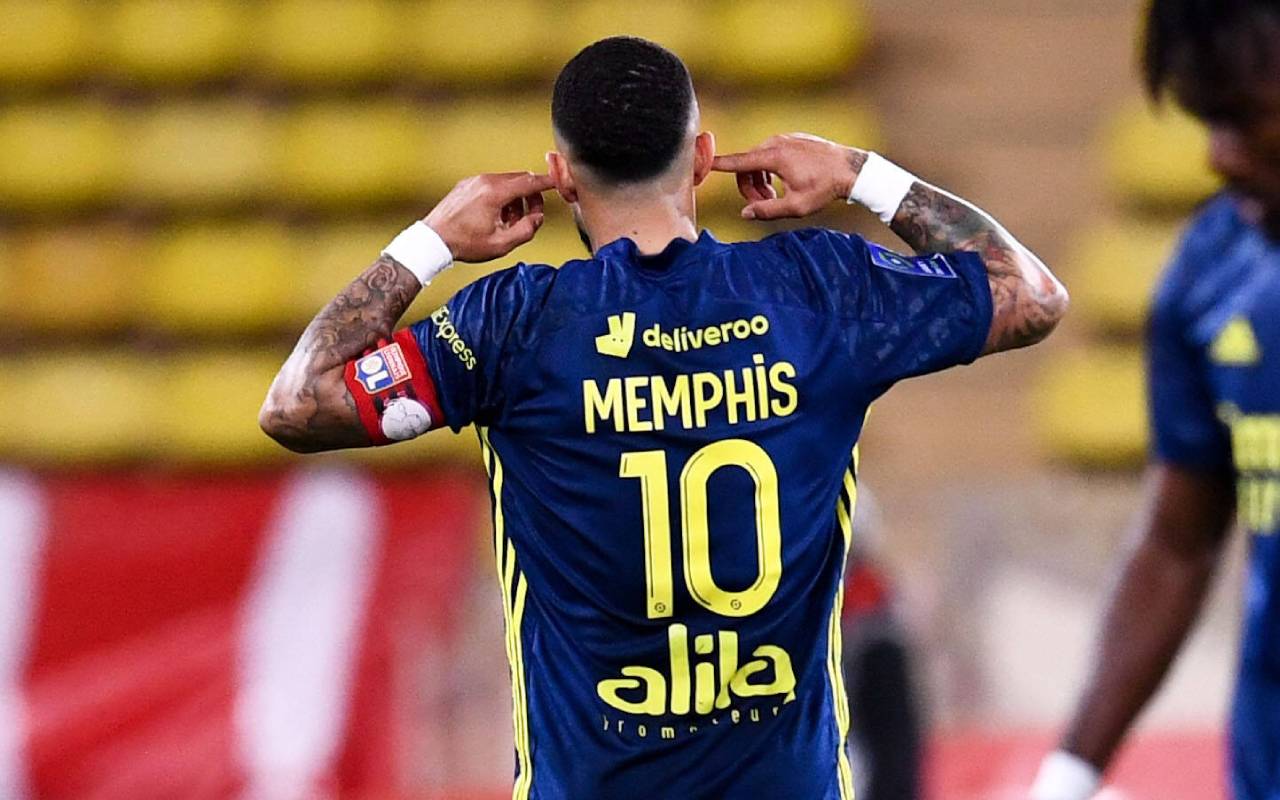 Barcelona target Memphis Depay provides future update