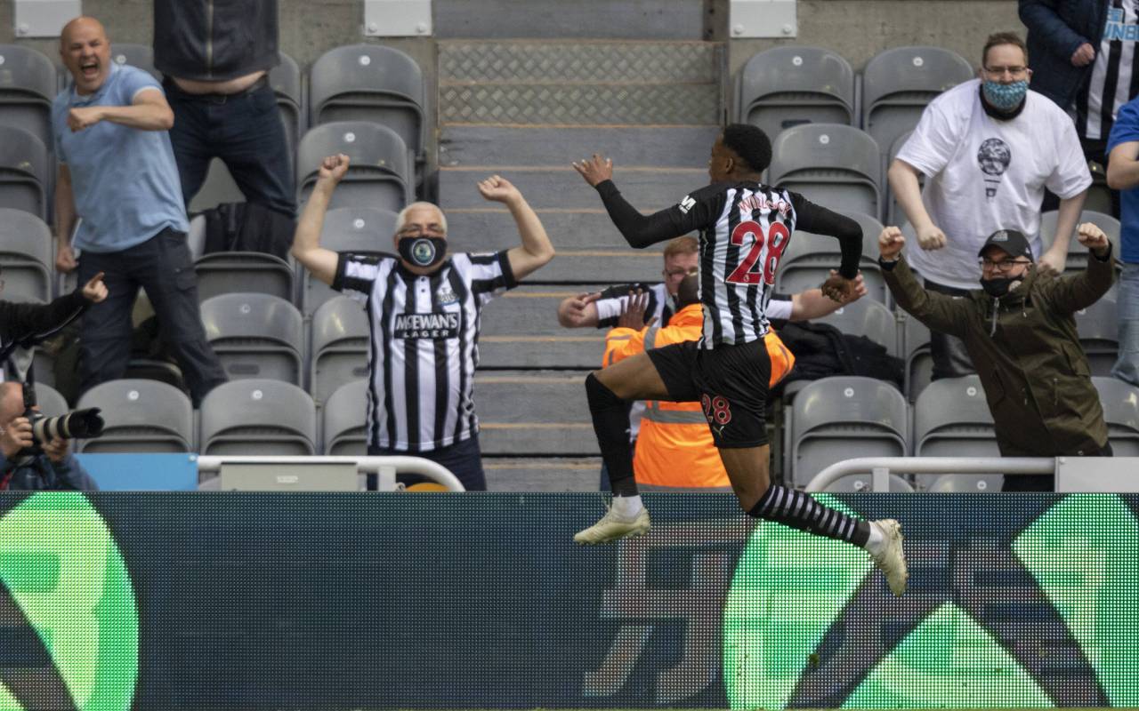 Video: Newcastle fans beg Arsenal loanee Joe Willock to stay