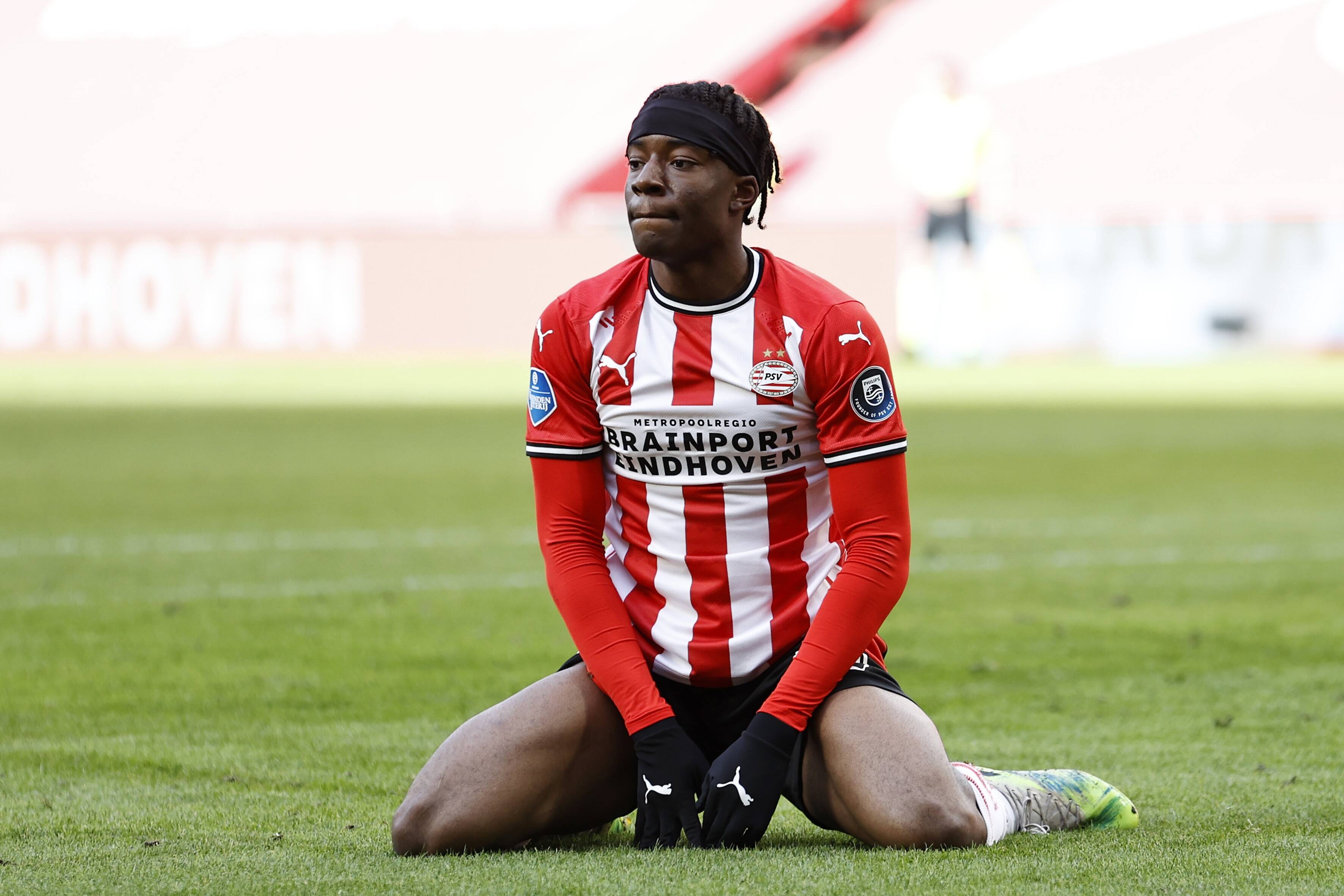 Noni Madueke on his knees for PSV