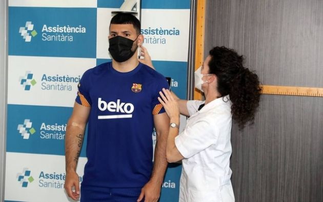 Sergio Aguero signs for Barcelona, official medical picture