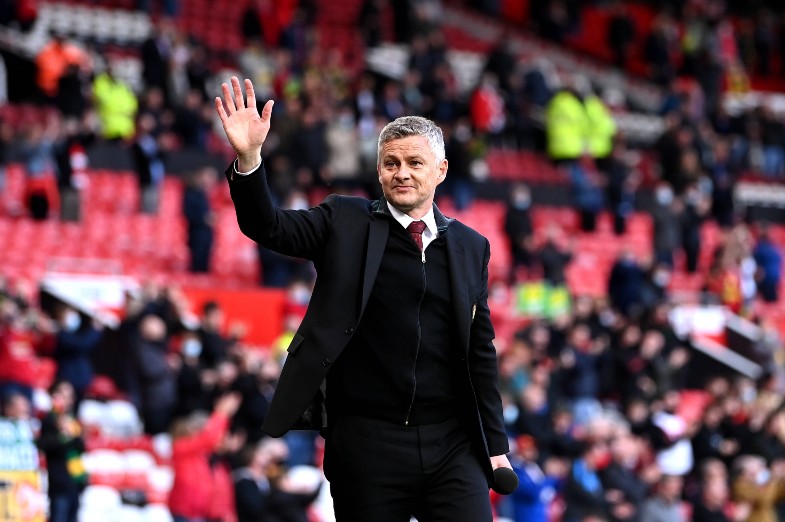 solskjaer waving at united fans