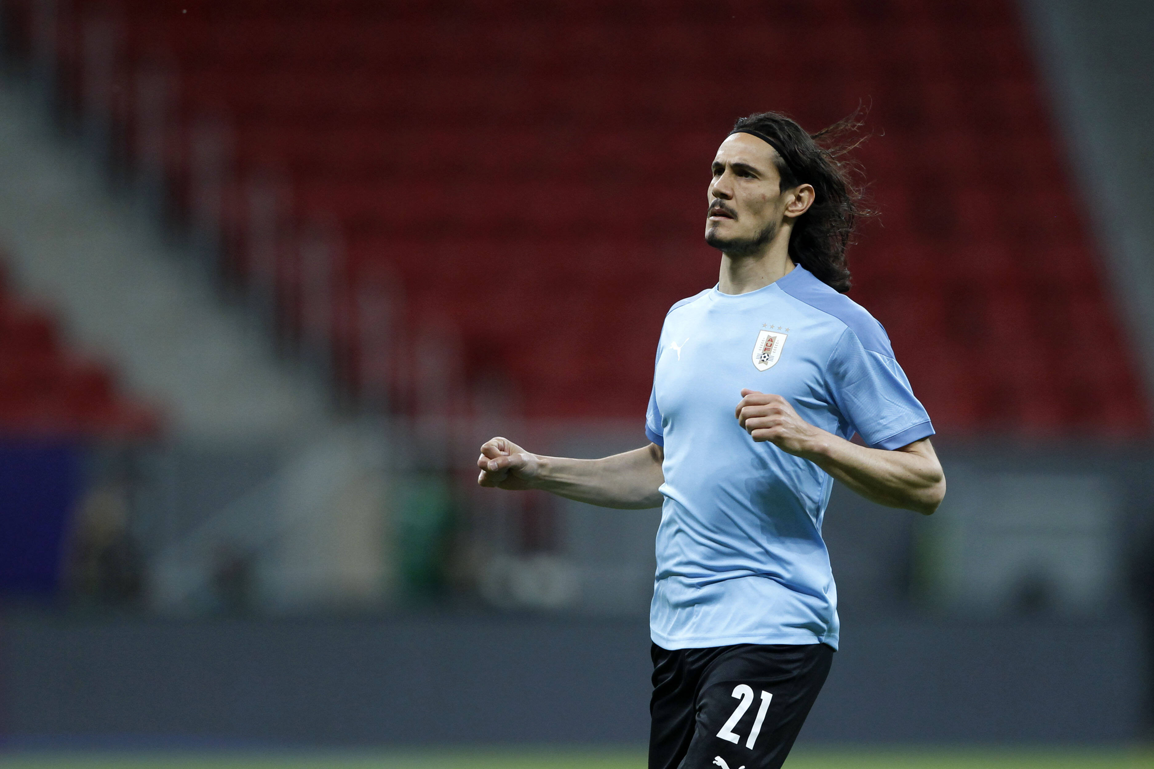  (Video) Referee calls no penalty kick for Uruguay after Edinson Cavani fell inside the box 