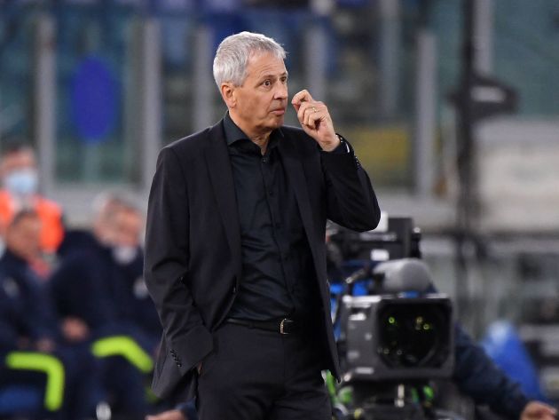 Lucien Favre thinks over things on the sideline