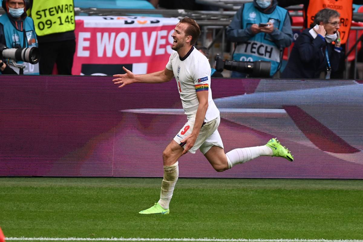 Kane breaks England's goal-scoring record