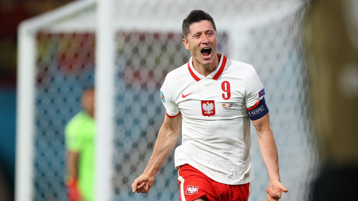 Video: Lewandowski hits crossbar twice seconds apart