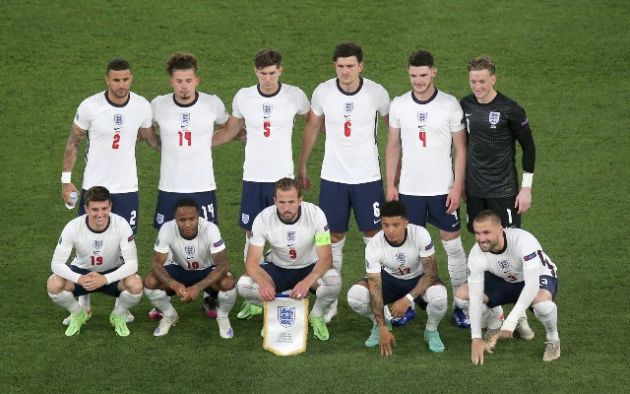 England line up v Ukraine