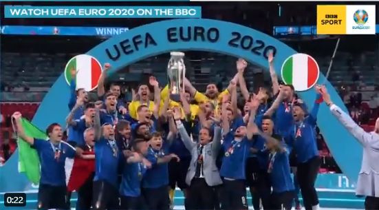 italy lifting the trophy