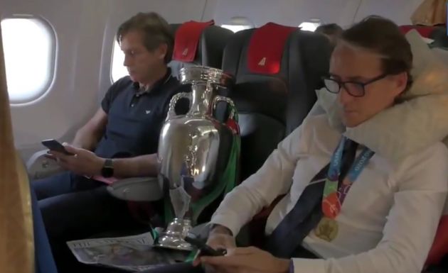 mancini with trophy on plane